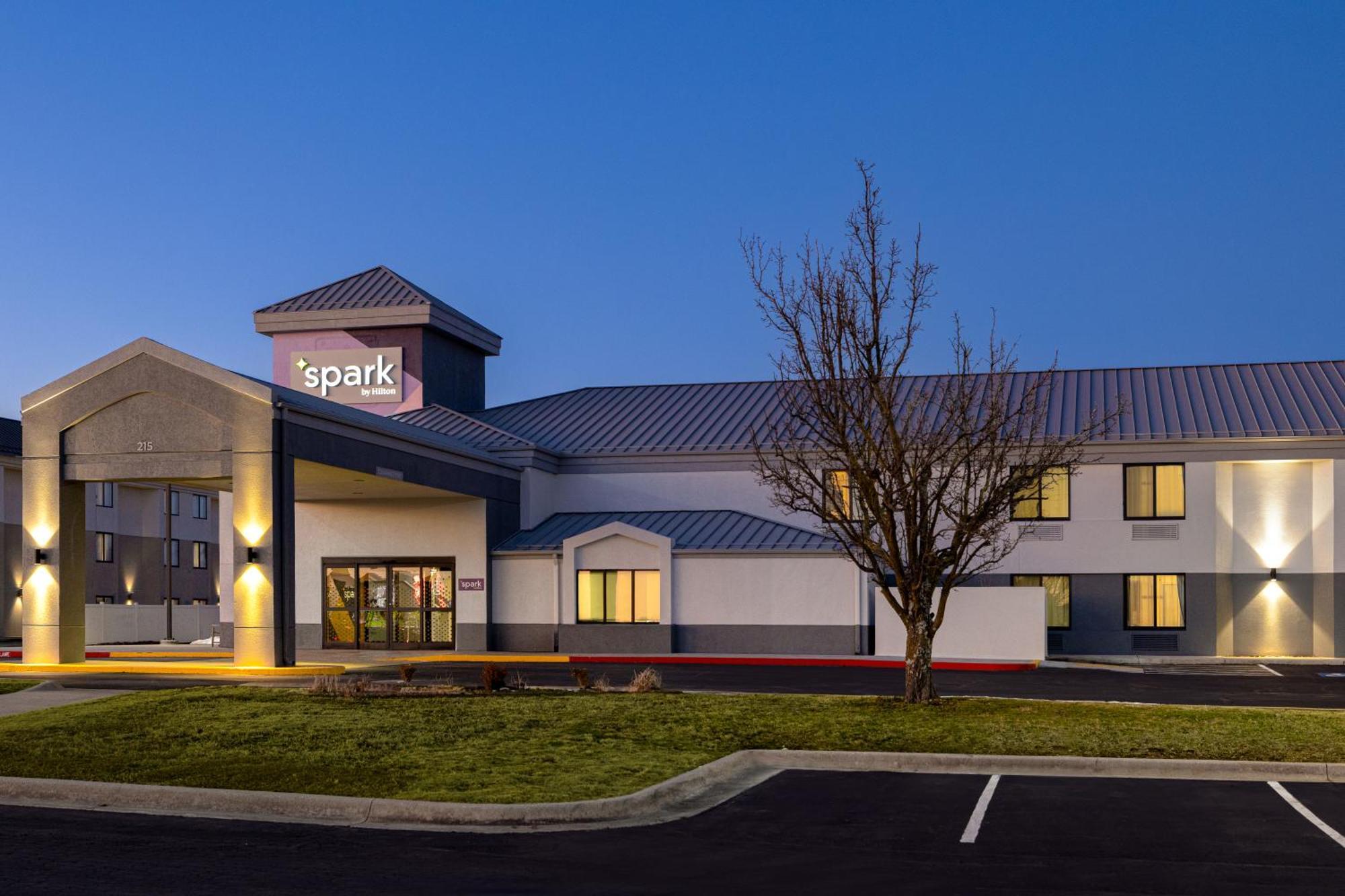 Spark By Hilton Bentonville Bagian luar foto